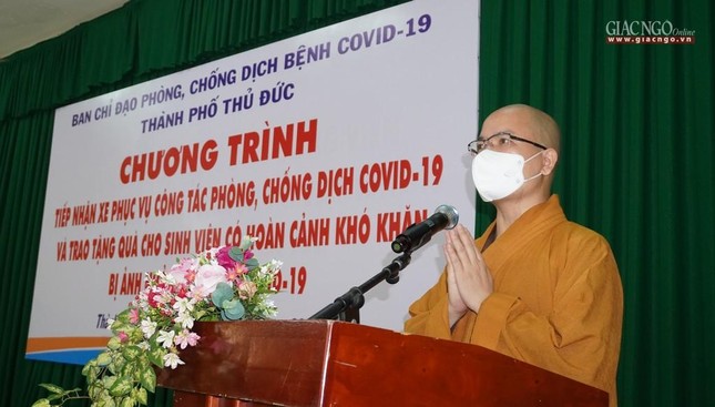 Đại đức Thích Minh Đạo phát biểu cảm ơn sự hỗ trợ từ mạnh thường quân