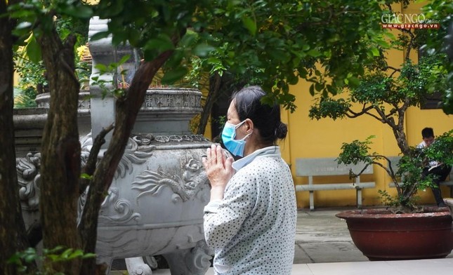 Cô Lâm Thị Ngo đến chùa tụng Chú Đại bi mỗi sáng Cô Lâm Thị Ngo đến chùa tụng Chú Đại bi mỗi sáng