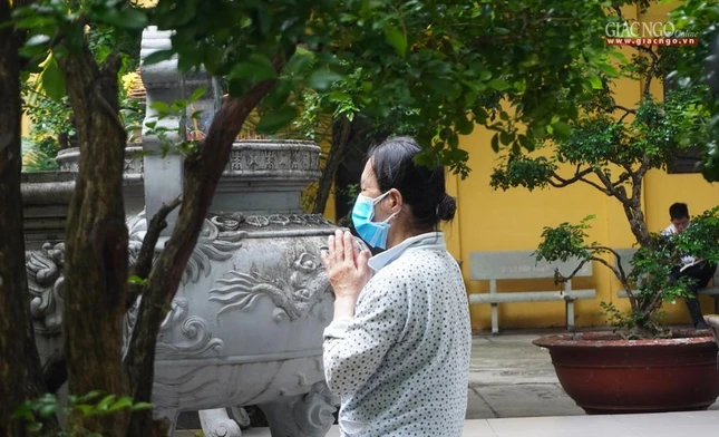 Cô Lâm Thị Ngo đến chùa tụng Chú Đại bi mỗi sáng