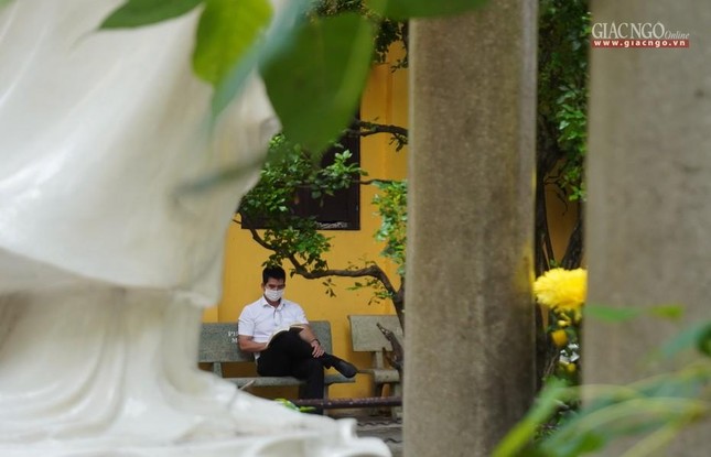 Một Phật tử đọc kinh tại chùa Huỳnh Kim sáng ngày 4-10 Một Phật tử đọc kinh tại chùa Huỳnh Kim sáng ngày 4-10