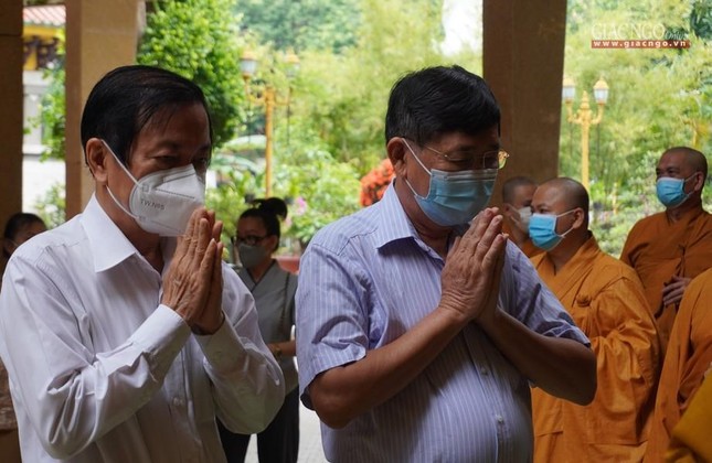 Phật tử đại diện các đạo tràng tu học tại chùa Xá Lợi đảnh lễ Trưởng lão Hòa thượng Thích Hiển Tu