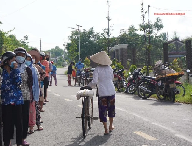 Bà Lại Thị On (80 tuổi) cột chặt 5 kg gạo trên chiếc xe đạp chỉ còn mỗi khung chở về nhà Bà Lại Thị On (80 tuổi) cột chặt 5 kg gạo trên chiếc xe đạp chỉ còn mỗi khung chở về nhà