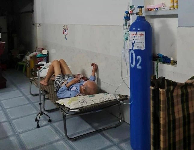 Khi bệnh nhân được bác sĩ điều trị chỉ định cần bình oxy, đội phản ứng nhanh sẽ mang tới nhà liền - Ảnh: Pháp Bảo