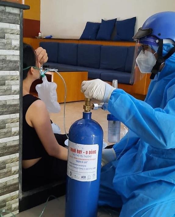 Bình oxy được các tình nguyện viên mang tới tận nhà cho người F0 - Ảnh: Pháp Bảo