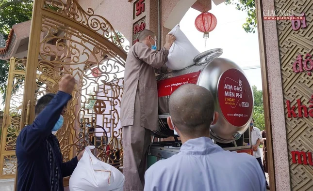 Chư tôn đức chuẩn bị gạo cho máy ATM Chư tôn đức chuẩn bị gạo cho máy ATM