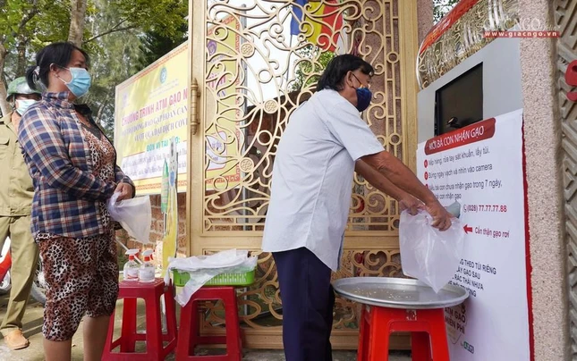 Mỗi người sẽ được nhận 5 kg gạo Mỗi người sẽ được nhận 5 kg gạo