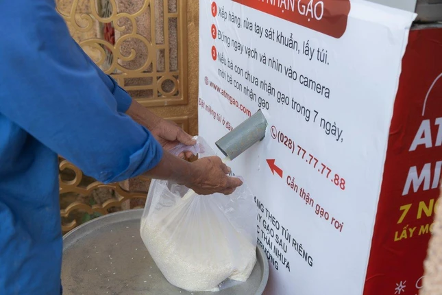 ATM gạo hoạt động từ 7 giờ đến 18 giờ mỗi ngày - Ảnh: Phùng Anh Quốc ATM gạo hoạt động từ 7 giờ đến 18 giờ mỗi ngày - Ảnh: Phùng Anh Quốc