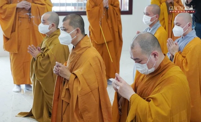 Dâng hương tưởng niệm