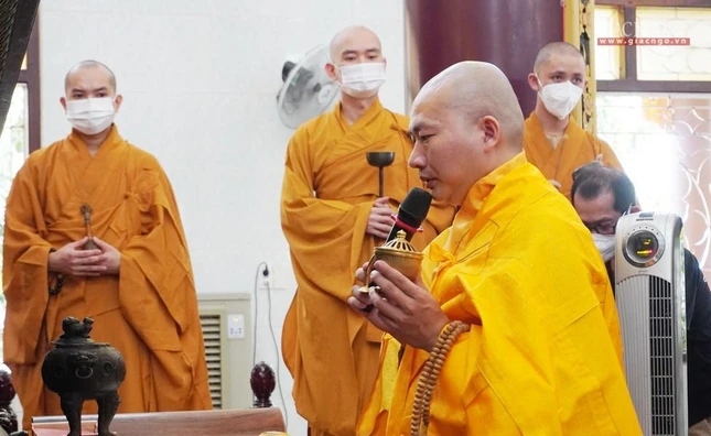 Khóa lễ cúng ngọ tại chánh điện