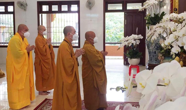 Hòa thượng Thích Thiện Minh,Trưởng Ban Trị sự GHPGVN quận 2 (cũ) dâng hương tưởng niệm húy kỵ lần thứ 2 của Đại lão Hòa thượng chiều 8-10