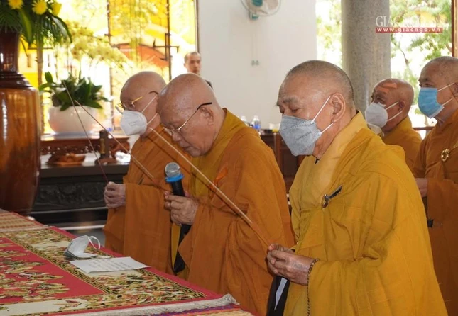 Chư tôn đức giáo phẩm cử hương tưởng niệm