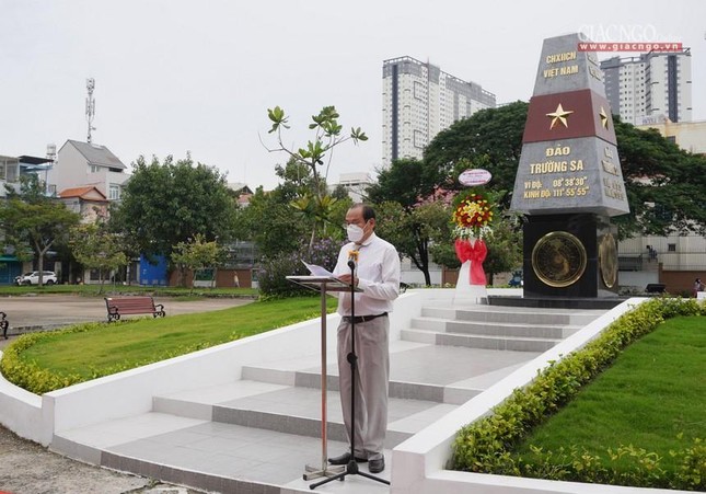 Ông Mai Hồng Phong báo cáo quá trình xây dựng công trình