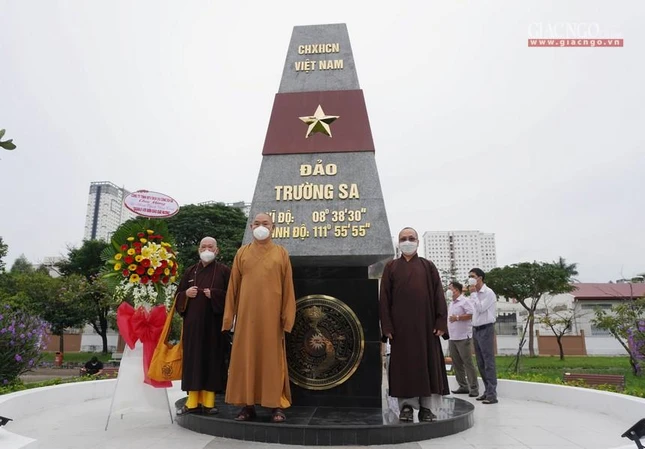 Thượng tọa Thích Huệ Công cùng chư tôn đức quận 8 bên công trình cột mốc chủ quyền quần đảo Trường Sa - chào mừng Đại hội đại biểu Phật giáo quận 8 nhiệm kỳ 2021-2026 Thượng tọa Thích Huệ Công cùng chư tôn đức quận 8 bên công trình cột mốc chủ quyền quần đảo Trường Sa - chào mừng Đại hội đại biểu Phật giáo quận 8 nhiệm kỳ 2021-2026