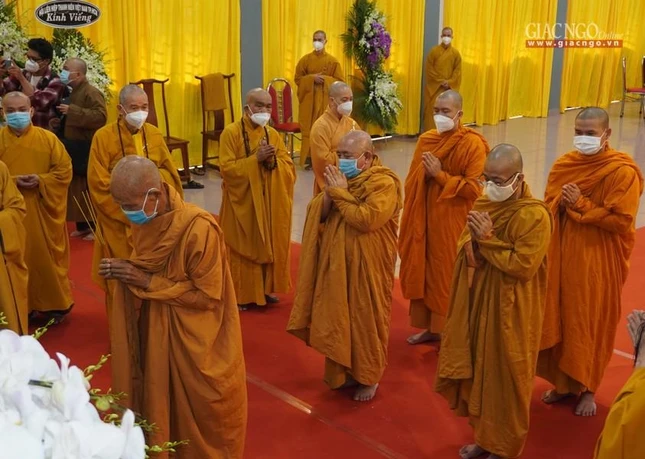 Trưởng lão Hoà thượng Giác Tường, Ủy viên Thường trực Hội đồng Chứng minh, Giáo phẩm Chứng minh Hệ phái Khất sĩ niêm hương tưởng niệm