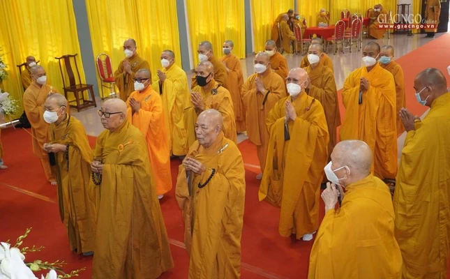 Hòa thượng Thích Như Tín, Thành viên Hội đồng Chứng minh; cùng chư tôn đức Phật giáo quận Tân Bình niêm hương tưởng niệm