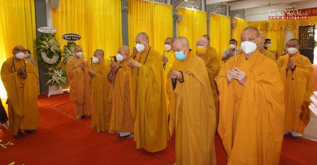 Chư tôn đức Ban Hướng dẫn Phật tử, Ban Từ thiện - Xã hội, Ban Hoằng pháp Trung ương niêm hương tưởng niệm Đức Pháp chủ GHPGVN