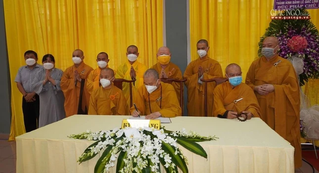 Chư tôn đức Ban Hướng dẫn Phật tử, Ban Hoằng pháp và Ban Từ thiện-Xã hội Trung ương ký sổ tang