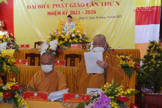 Thượng tọa Thích Nguyên Nhựt, Phó ban Trị sự GHPGVN quận 8 thay mặt Tiểu ban nhân sự đọc giới thiệu nhân sự dự kiến nhiệm kỳ 2021-2026