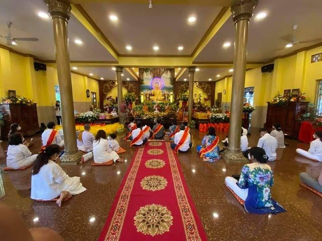 Do dịch bệnh còn phức tạp nên lễ dâng y được tổ chức hạn chế Phật tử