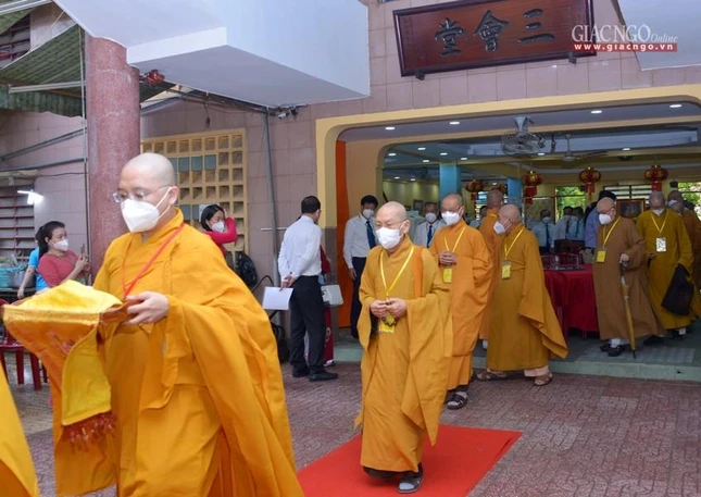 Cung thỉnh chư tôn đức quang lâm hội trường