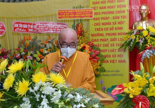 Thượng tọa Thích Phước Hạnh thay mặt Ban Kiểm soát đại hội báo cáo số lượng đại biểu và nội quy đại hội