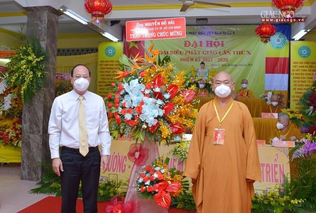 Ông Nguyễn Hồ Hải, Phó bí thư Thành ủy TP.HCM trao lẵng hoa chúc mừng