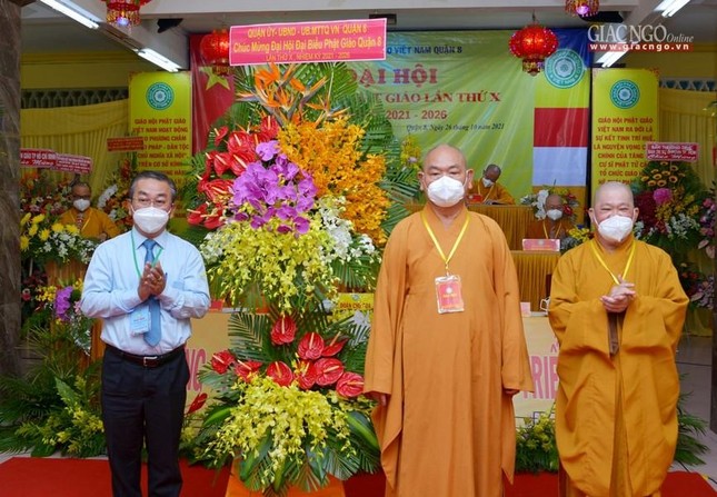 Ông Võ Ngọc Quốc Thuận, Bí thư Quận ủy quận 8 trao lẵng hoa chúc mừng