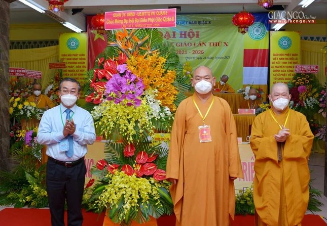 Ông Võ Ngọc Quốc Thuận, Bí thư Quận ủy quận 8 trao lẵng hoa chúc mừng