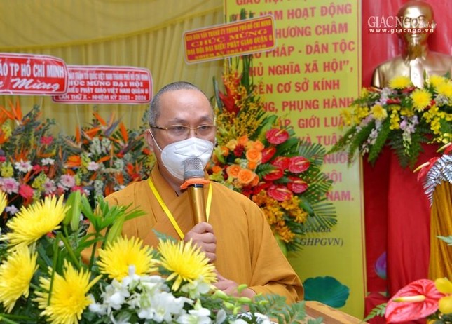 Đại đức Thích Từ Tâm, Chánh Thư ký Ban Trị sự Phật giáo quận 8 trình bày phương hướng hoạt động Phật sự nhiệm kỳ 2021-2026