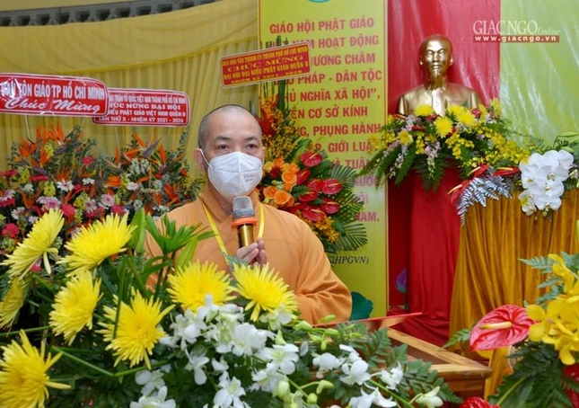 Thượng tọa Thích Quang Thạnh, Phó Thư ký kiêm Chánh Văn phòng Ban Trị sự TP.HCM điều hành trao tặng Bằng tuyên dương công đức và công đức đến cá nhân và tập thể chư tôn đức Phật giáo quận 8