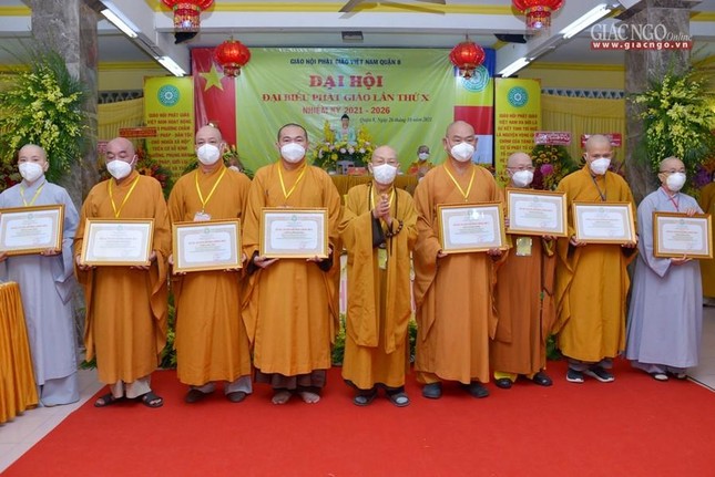 Hòa thượng Thích Thiện Đức trao Bằng tuyên dương công đức đến các cá nhân Phật giáo quận 8