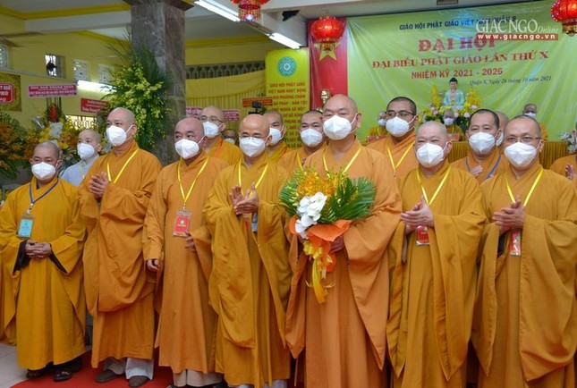 Thượng tọa Thích Thiện Quý thay mặt Ban thường trực Ban Trị sự GHPGVN TP.HCM tặng hoa chúc mừng đến tân Ban Trị sự Phật giáo quận 8