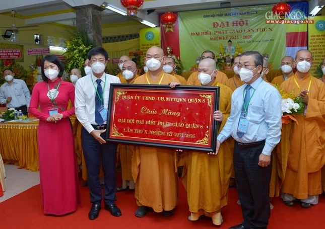 Khánh vàng chúc mừng của Quận ủy, Ủy ban Nhân dân, Ủy ban MTTQVN quận 8 đến tân Ban Trị sự Phật giáo quận 8 nhiệm kỳ 2021-2026