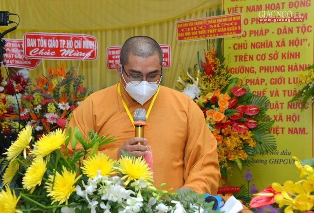 Đại đức Thích Quảng Minh, Phó Thư ký kiêm Phó Văn phòng Ban Trị sự đọc danh sách cử đoàn Đại biểu Phật giáo quận 8 tham dự Đại hội đại biểu Phật giáo TP.HCM nhiệm kỳ 2022-2027