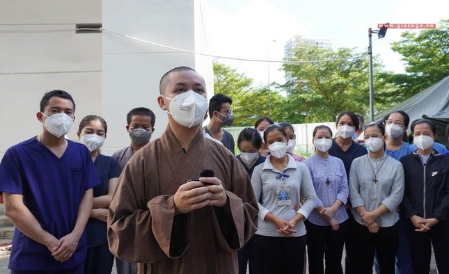 Đại đức Thích Giác Minh phát biểu bày tỏ tri ân sự hỗ trợ của các y bác sĩ trong quá trình phục vụ tại đây