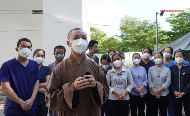 Đại đức Thích Giác Minh phát biểu bày tỏ tri ân sự hỗ trợ của các y bác sĩ trong quá trình phục vụ tại đây