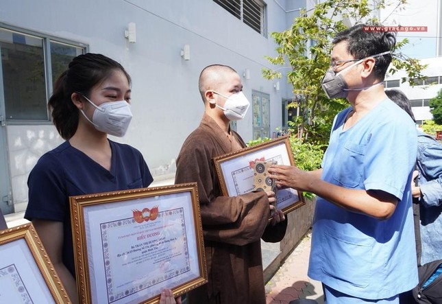 TS.BSCKII Nguyễn Thanh Vinh tặng quà của Ban Giám đốc bệnh viện tới tình nguyện viên
