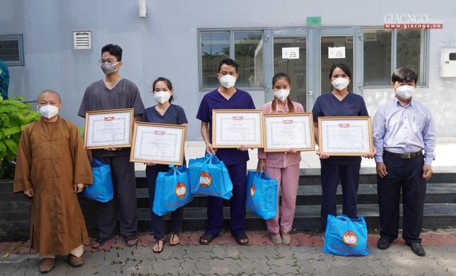 Thượng tọa Thích Nhật Từ và ông Nguyễn Văn Lượng trao bằng biểu dương của Mặt trận TP.HCM