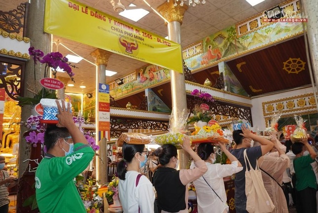 "Ca-sa oai đức chi bằng/Sắc vàng thanh bạch của hàng Sa-môn/Noi gương Từ phụ Thế Tôn/Hoằng khai giáo pháp, tám muôn bốn ngàn"...