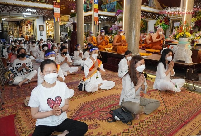 Phật tử trang nghiêm lễ bái Tam bảo