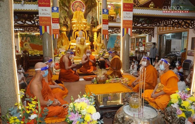 Chư Tăng thực hiện nghi thức tuyên ngôn Tăng sự