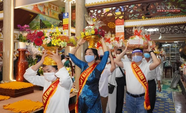 Gia đình Phật tử Minh Đức, Tịnh Hùng - Liên Thảo, thí chủ chính thức cùng thí chủ trang nghiêm thực hiện nghi thức nhiễu Phật