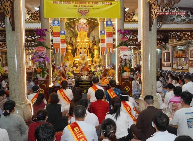 Khóa lễ cầu chúc an lành đến các thí chủ và thân bằng quyến thuộc, cùng chư vị cửu huyền thất tổ được về cõi an lành