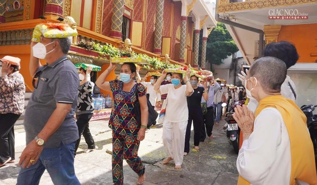 "Ca-sa oai đức chi bằng/Sắc vàng thanh bạch của hàng Sa-môn"