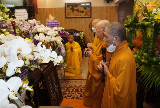 Chư tôn đức niêm hương tưởng niệm