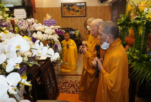 Chư tôn đức niêm hương tưởng niệm