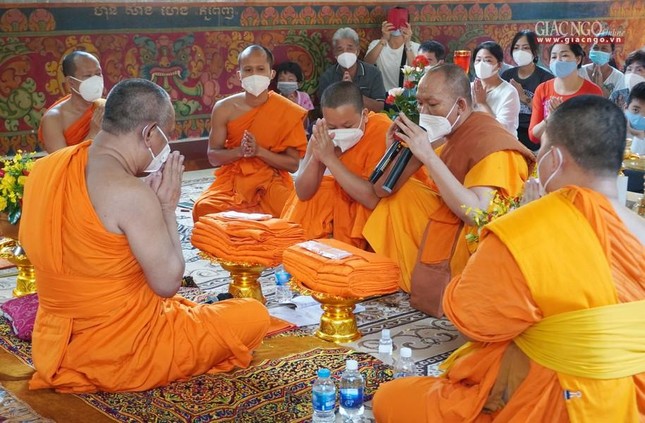 Chư tôn đức thực hiện nghi thức tuyên ngôn Tăng sự giao y