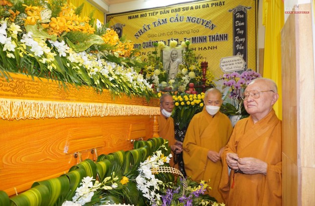 Chư tôn đức nhiễu kim quan