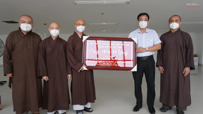 Chư tôn đức Ban Thường trực Ban Trị sự GHPGVN TP.HCM trao khánh vàng đến ông Nguyễn Duy Tân