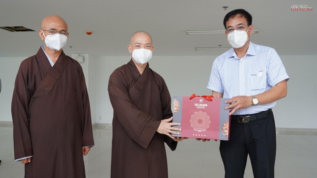 Trao quà tri ân đến ông Nguyễn Duy Tân